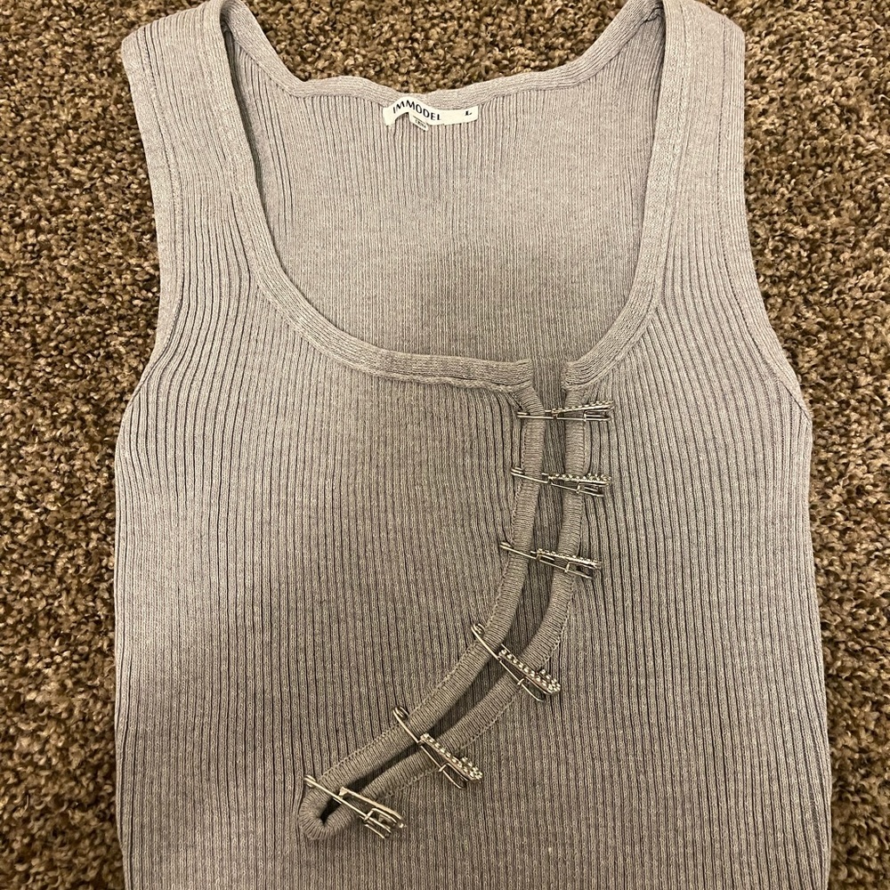 Safety pins crops top